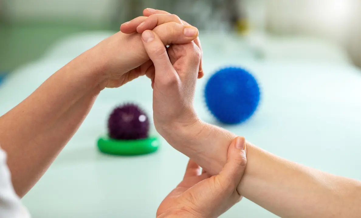 Ergotherapie Schmiedel – Handübung in der Ergotherapie zur Verbesserung der Motorik